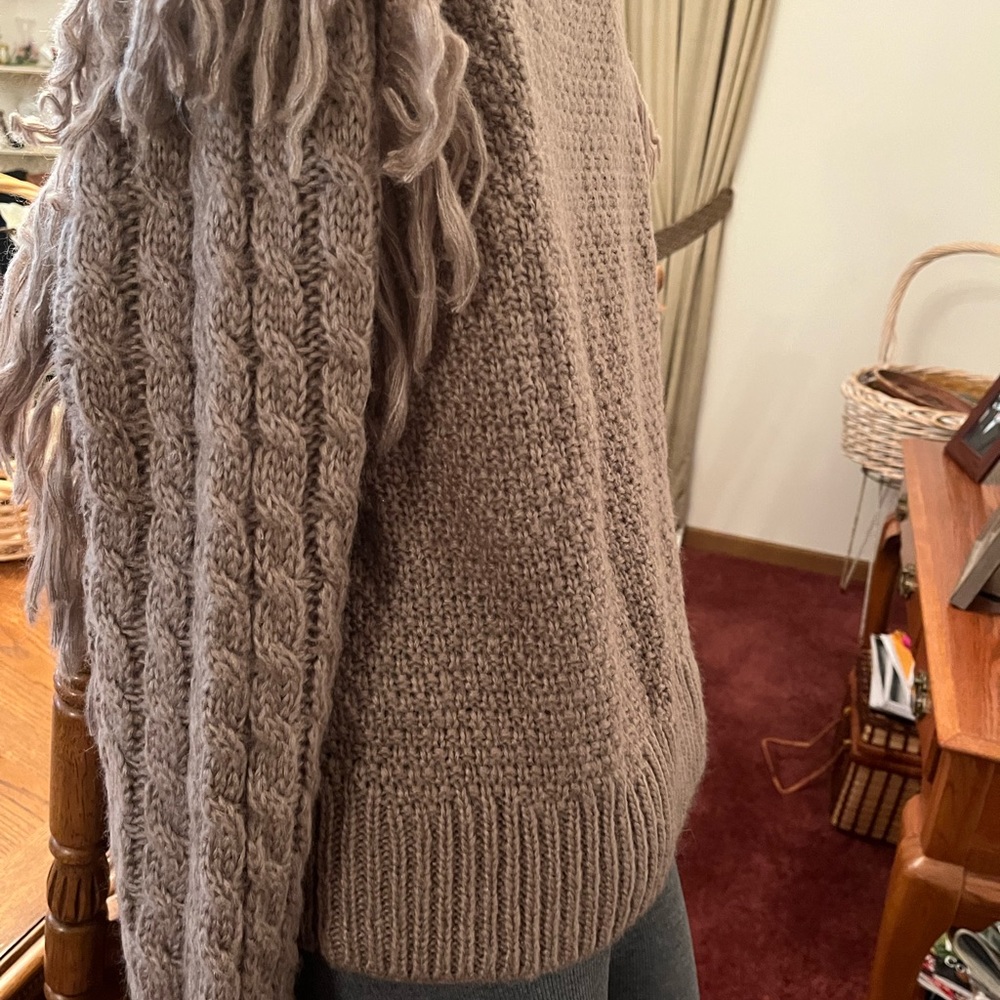 Absolutely beautiful new sweater size Medium - Picture 10 of 12